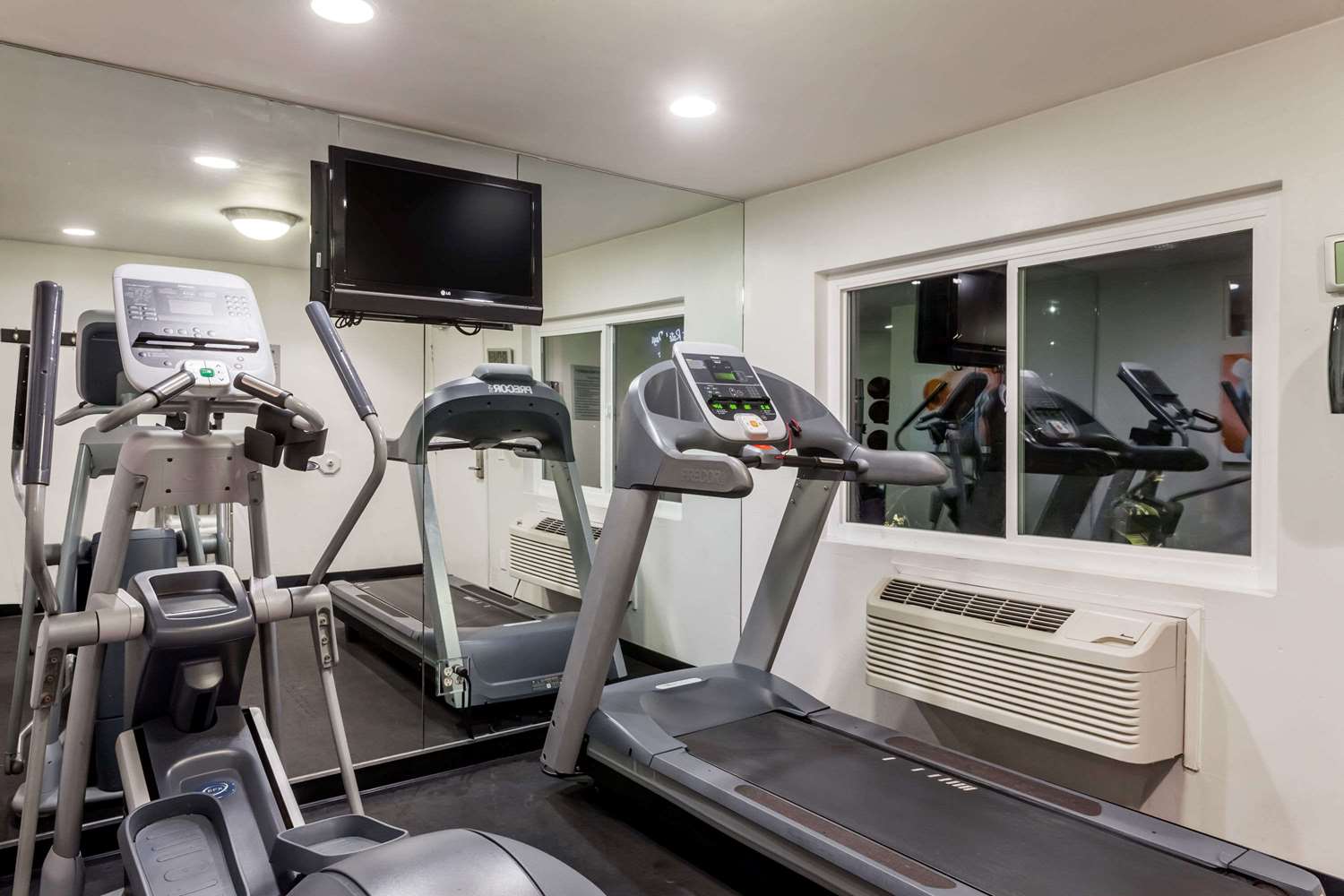 Days Inn by Wyndham San Diego Hotel Circle 4/8