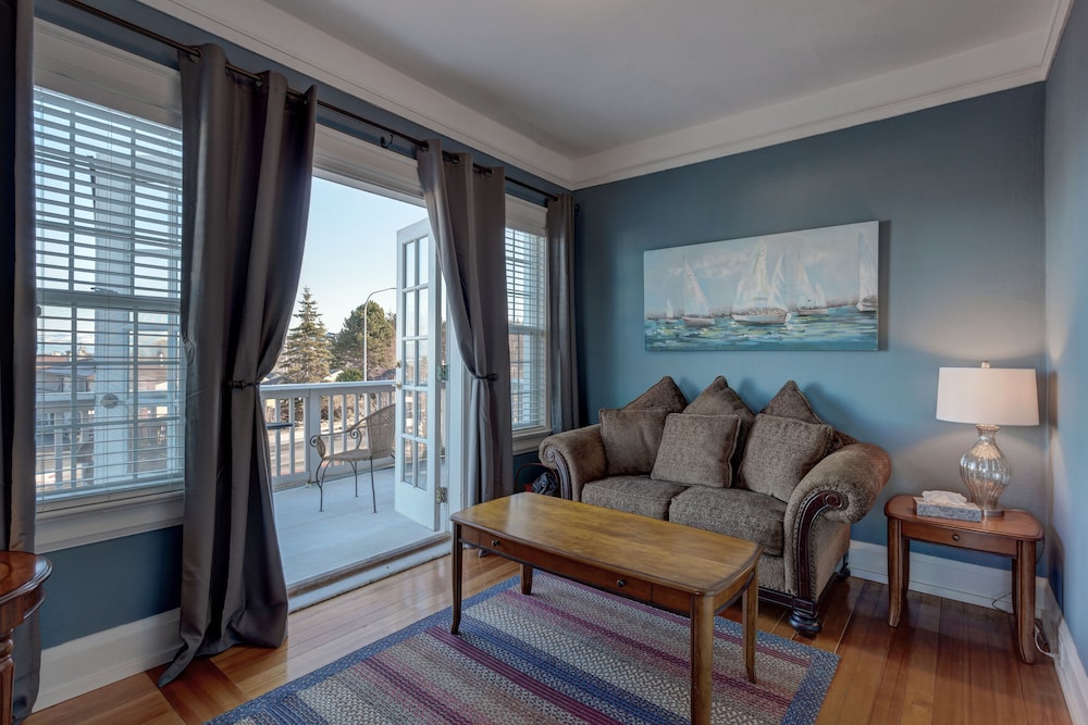 Nantucket Inn 24/50