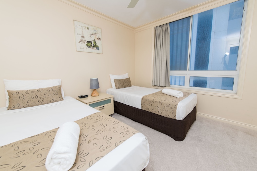 3 BEDROOMS, GARDEN, APARTMENT
