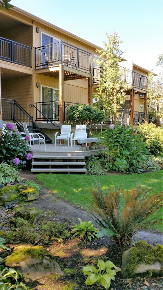 Lewis River Inn 3/57