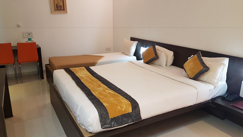 DELUXE, TRIPLE, SINGLE BED