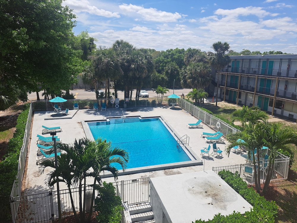 Altamonte Springs Hotel and Suites 36/40