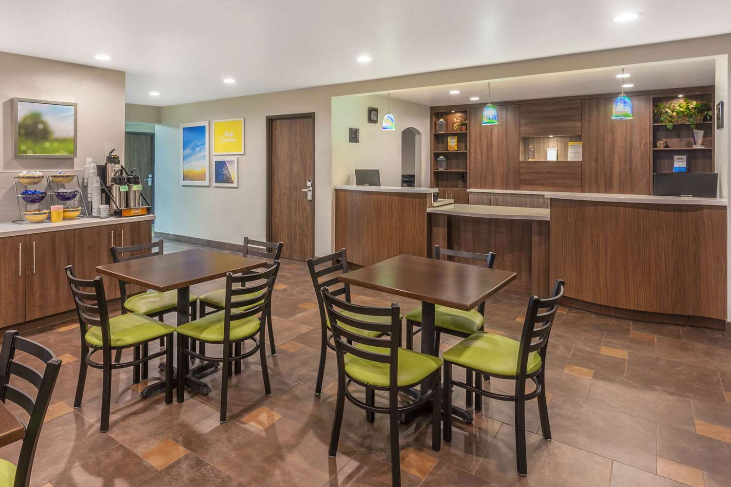 Days Inn & Suites by Wyndham East Flagstaff 27/36