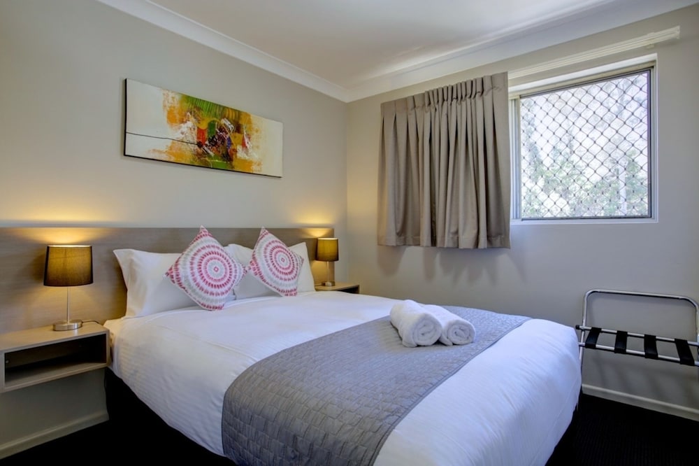 4 Bedrooms, Apartment, 3 Beds, 2 Queen Beds, Kitchen