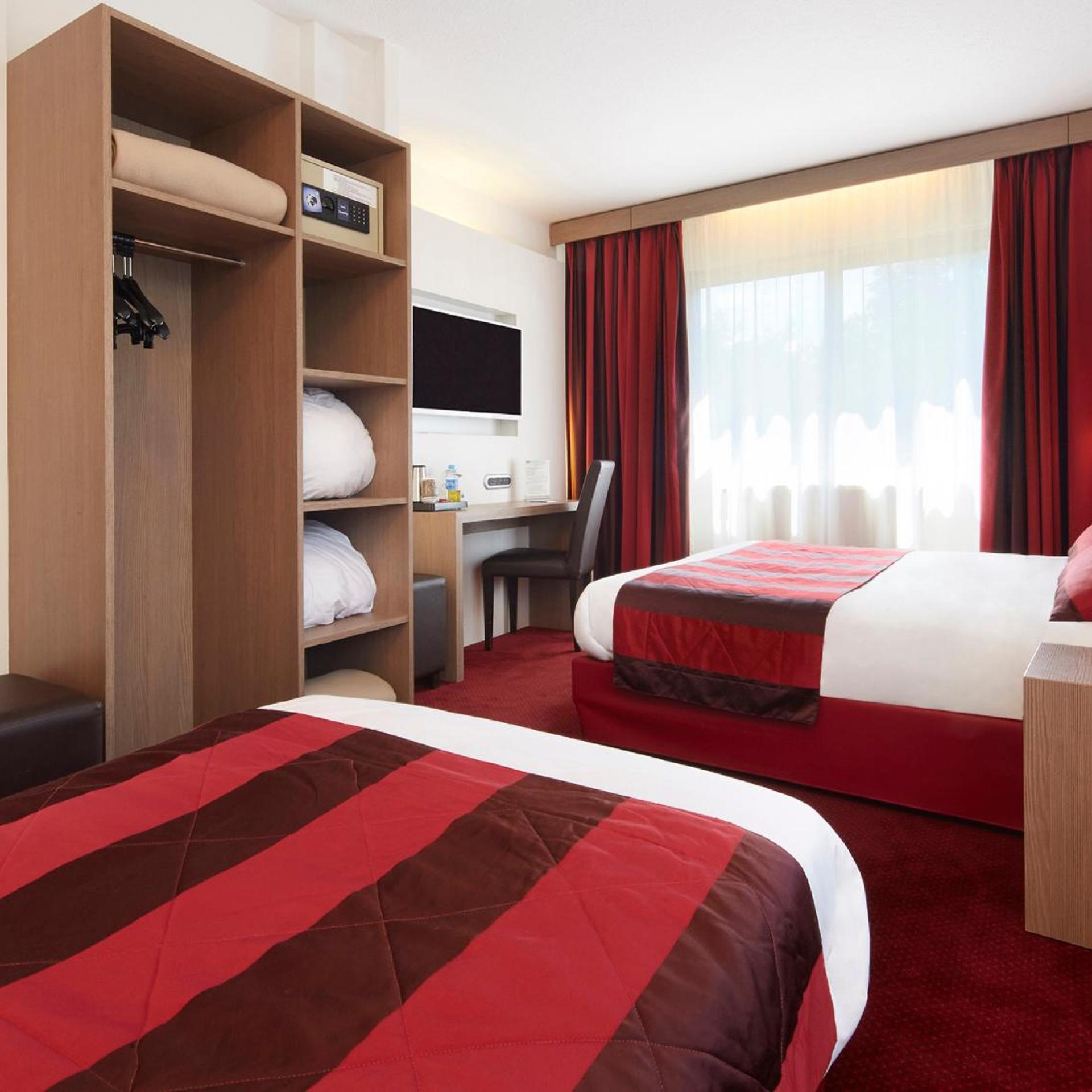 Room, 1 Double and 1 Single Bed, Kyriad Grenoble Centre Formerly Inter Hotel Patrick 4/6