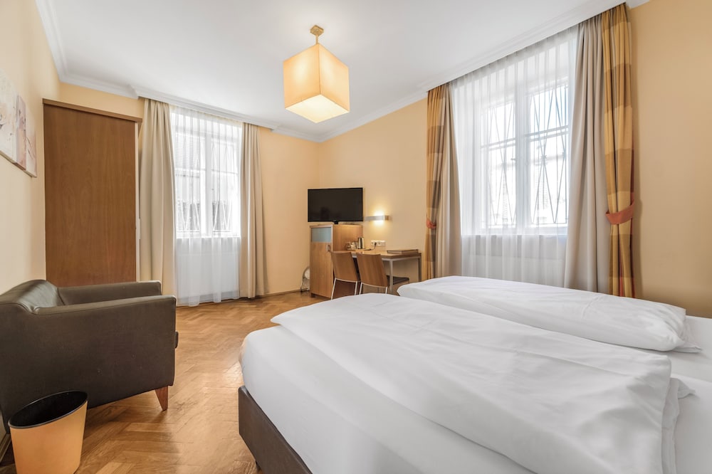 2 BEDROOMS, SUITE