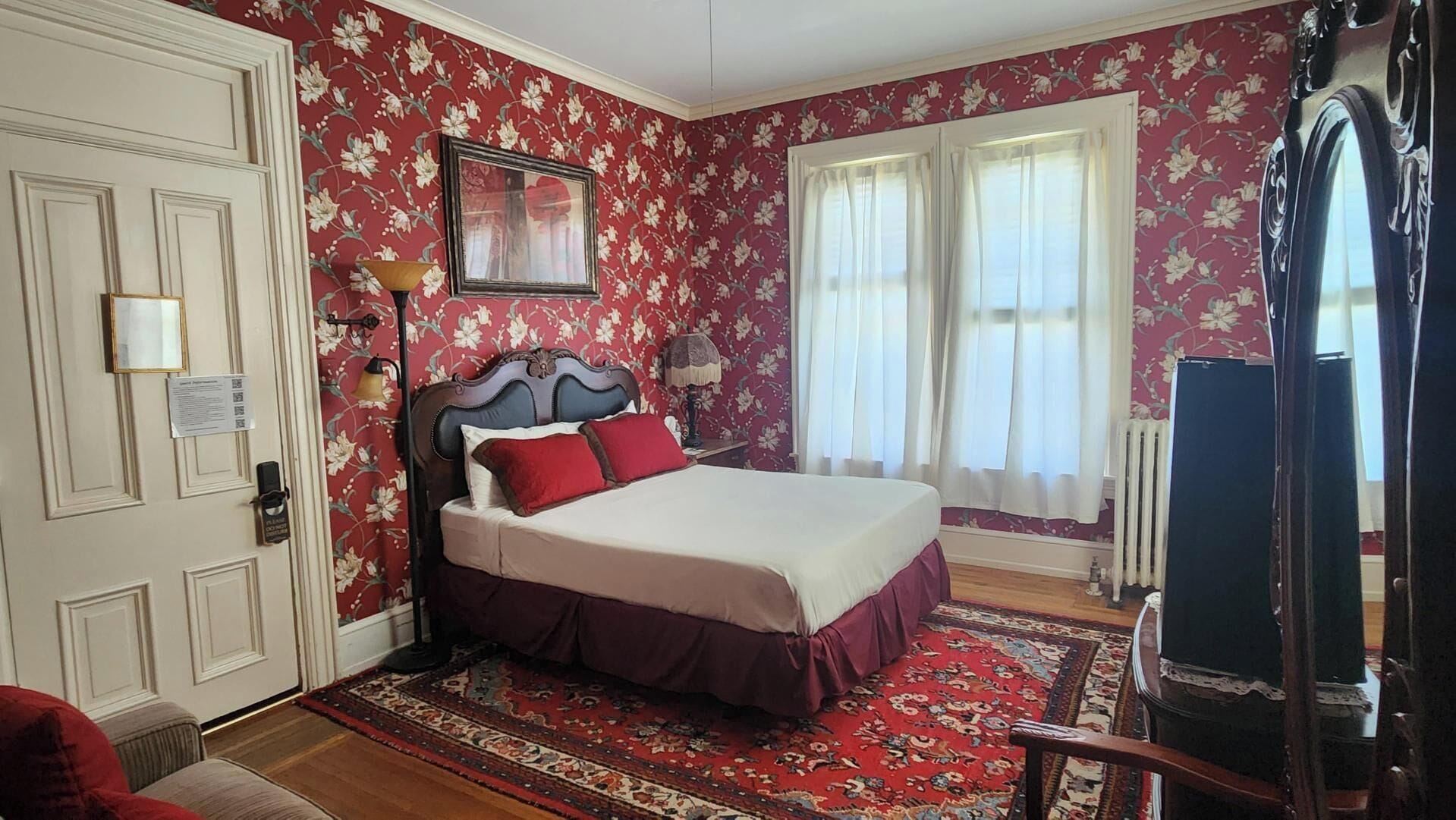 Romantic, Queen Bed, Pool Side