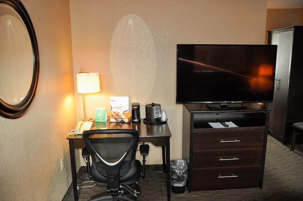 AmericInn by Wyndham Clear Lake 36/52