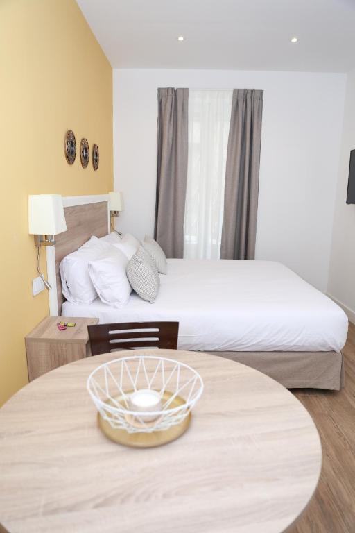 Room, Street View, Accessible