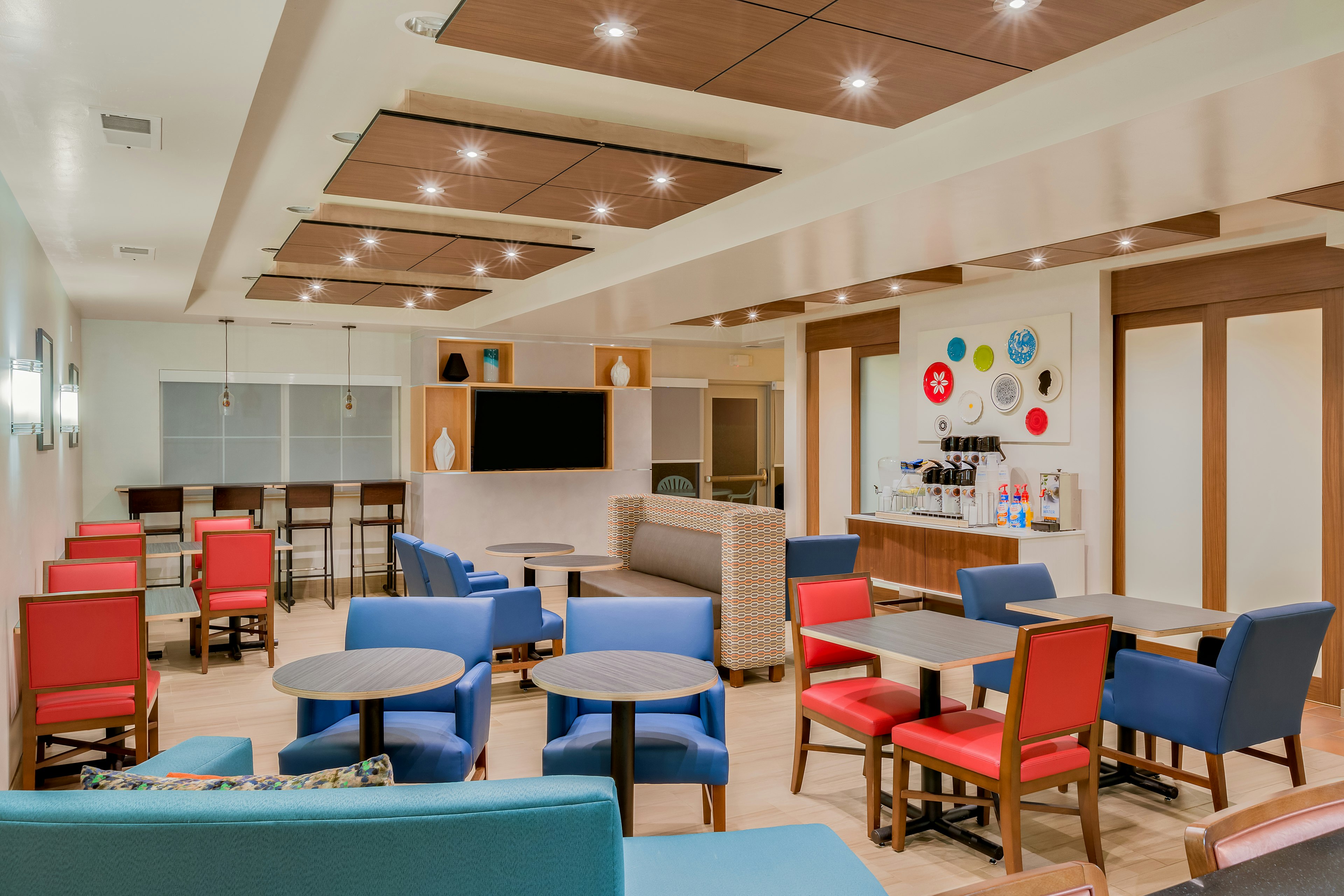 Holiday Inn Express Suites Oroville Lake 56/60