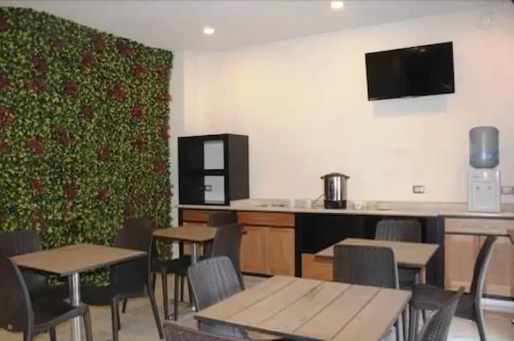 Hotel Leones 36/37