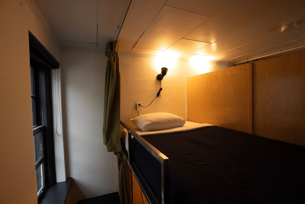 Ocean Island Inn Backpackers Suites Hostel 38/79