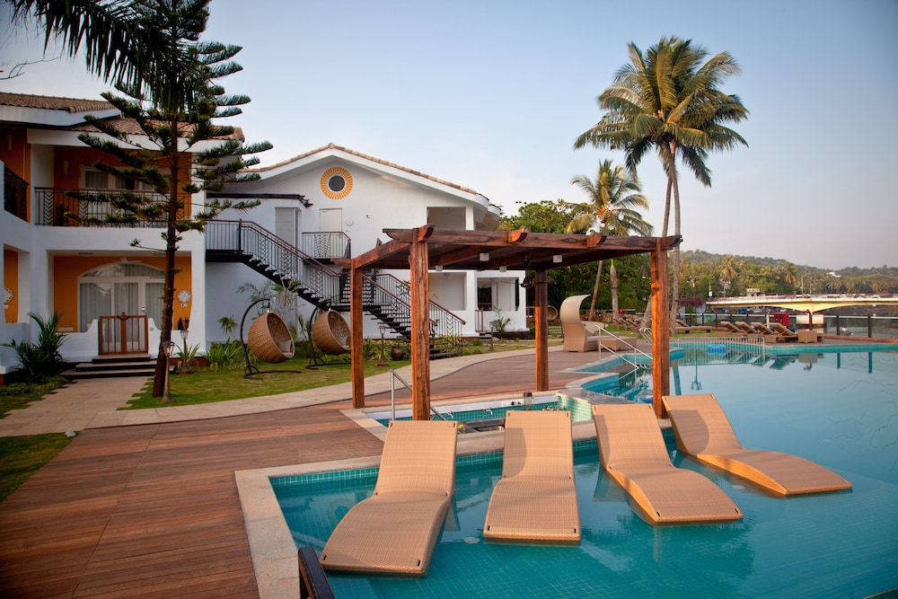Acron Waterfront Resort 5/80