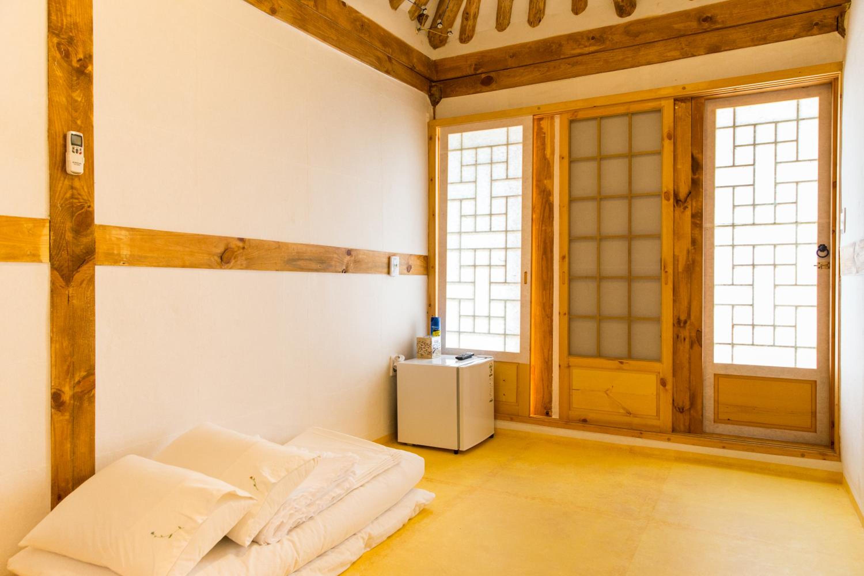 Ondol, 2 Futon Beds