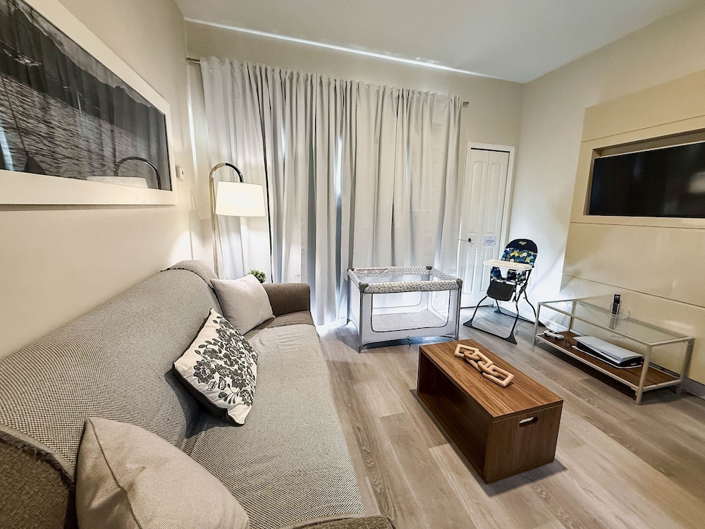 The Point Hotel & Suites 58/75