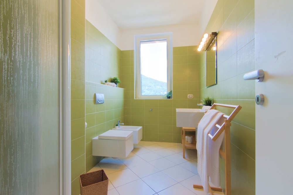 2 Bedrooms, Superior, Apartment, Double and Twin Beds, Lake Side, Lake View، Golfo Gabella 5/8