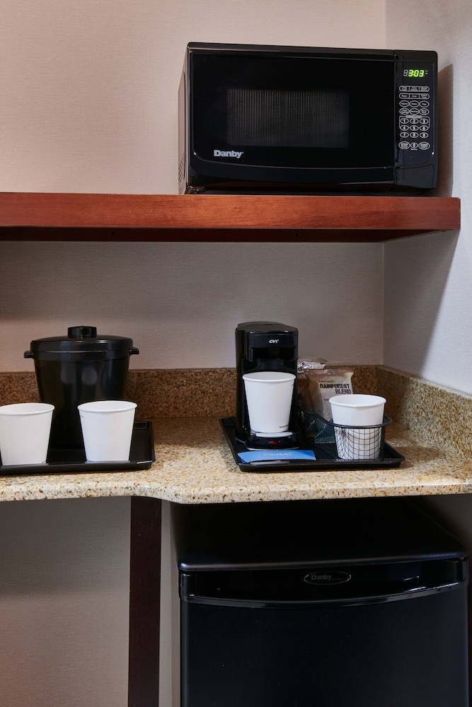 Fairfield Inn Detroit Livonia 8/21