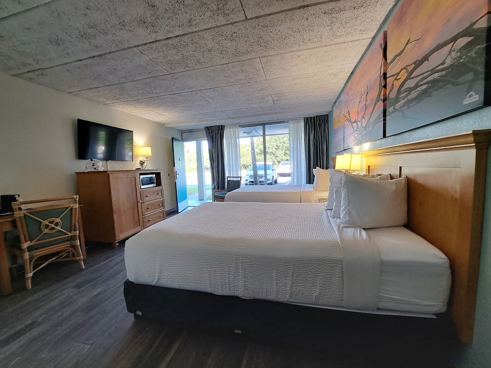 Suite, 2 Queen Beds, Side Ocean View