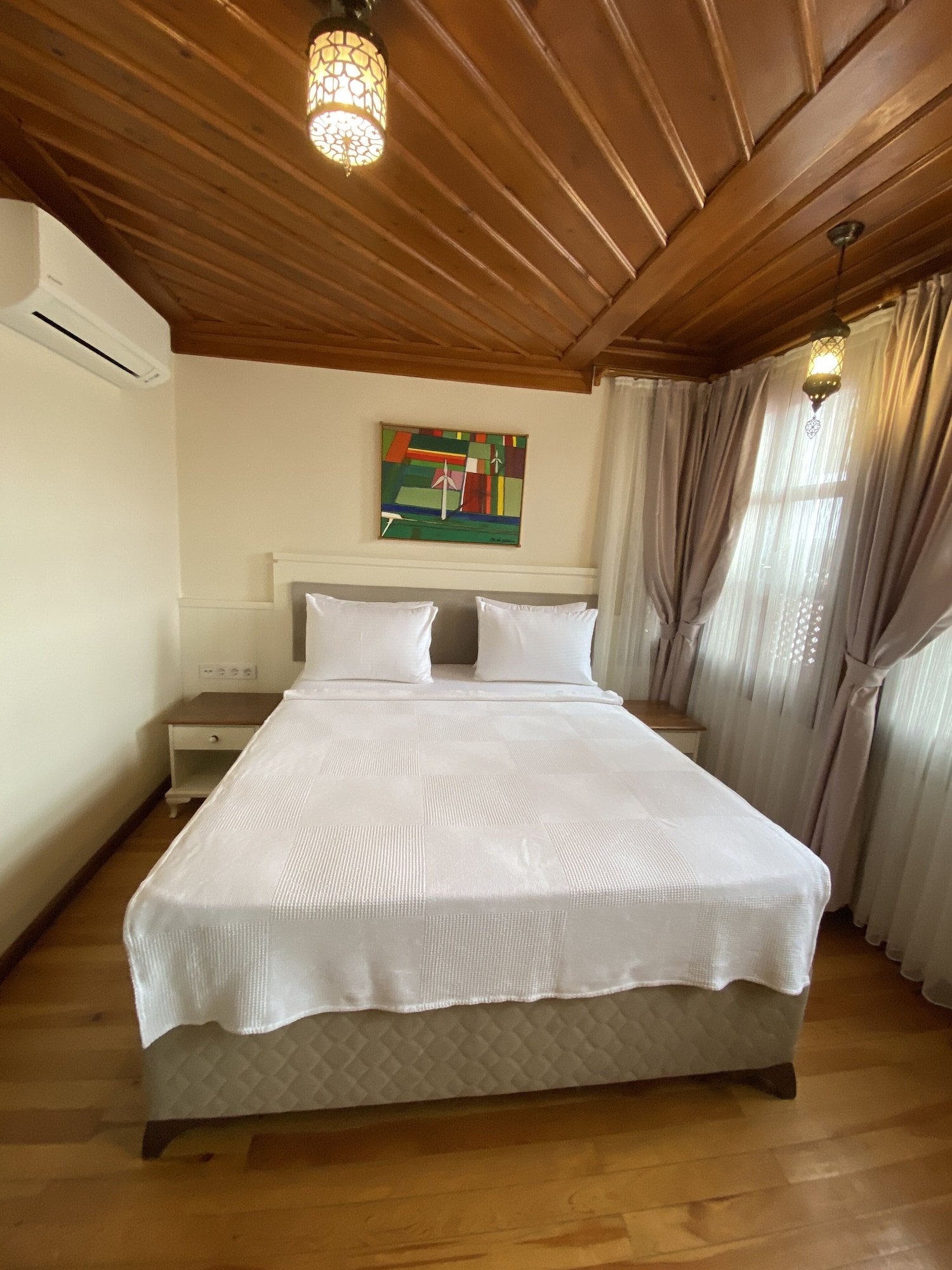 DELUXE, DOUBLE BED