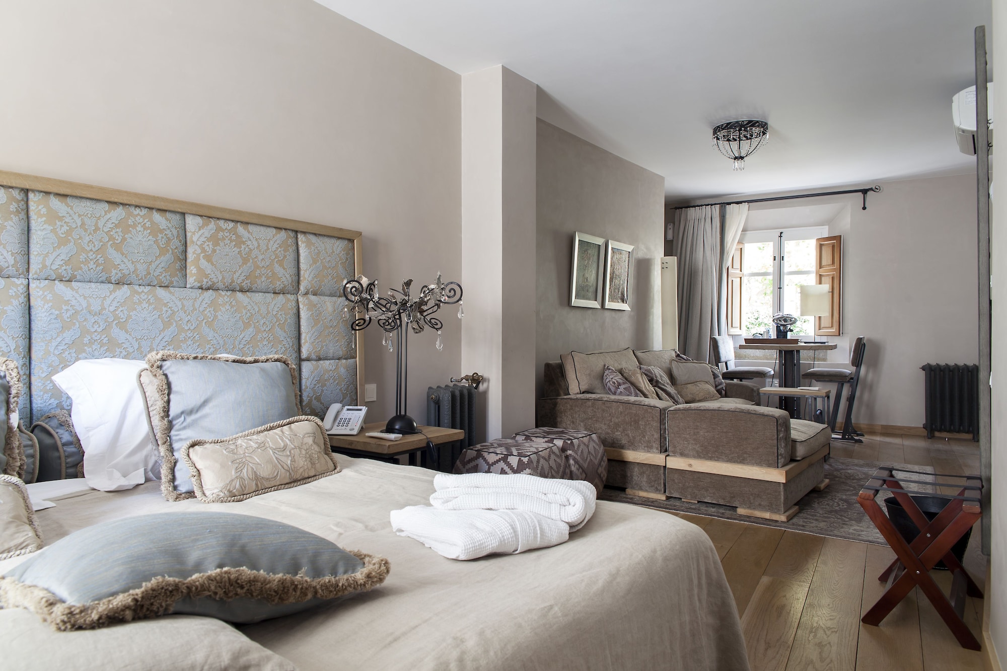 COMFORT, SUITE