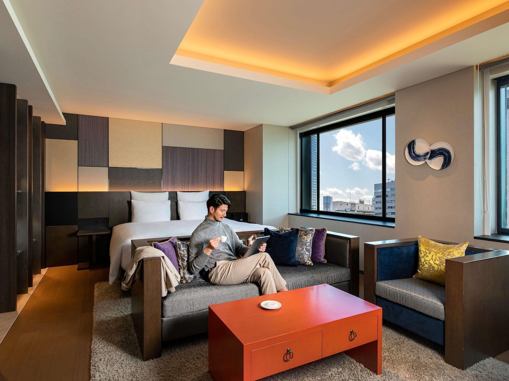 SUPERIOR, SUITE, KING BED, CLUB LOUNGE ACCESS