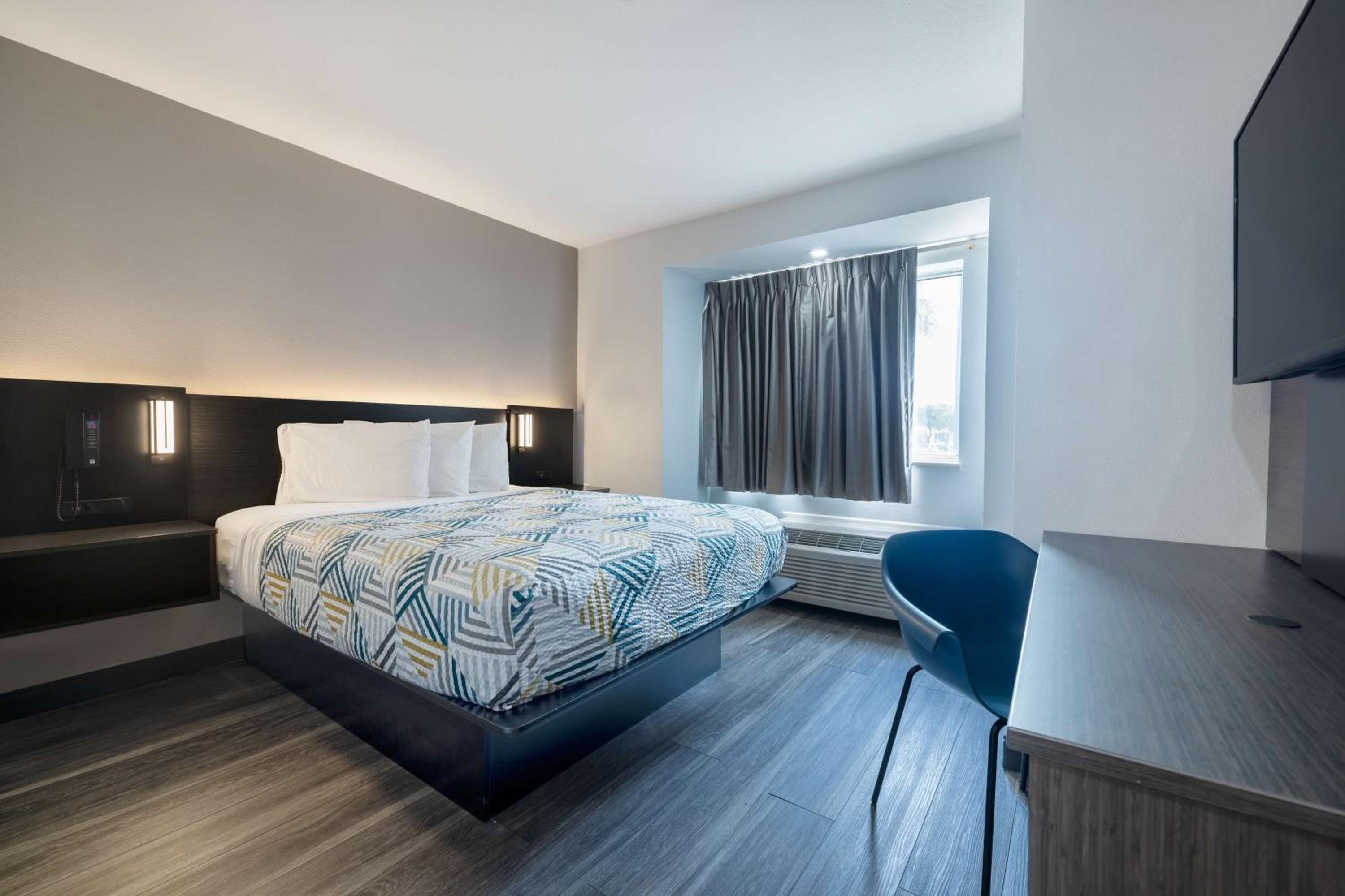 ROOM, QUEEN BED, ACCESSIBLE
