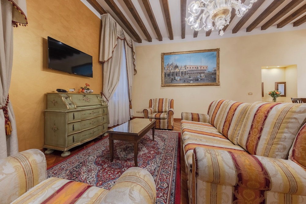 Ca Dell Arte Suite 49/71