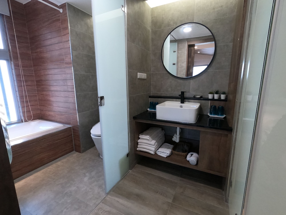 Watermark Hotel Kaohsiung Main Station 70/72