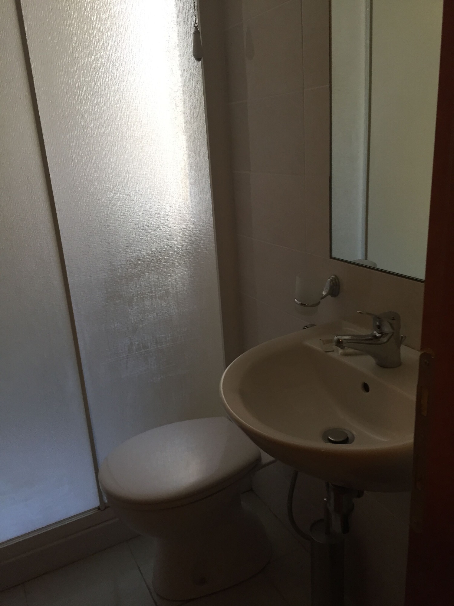 ROOM, SINGLE