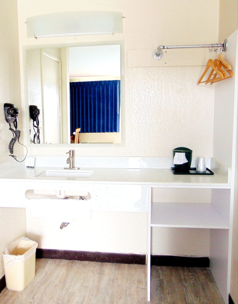 Somatel Nashville Airport Hotel 48/49
