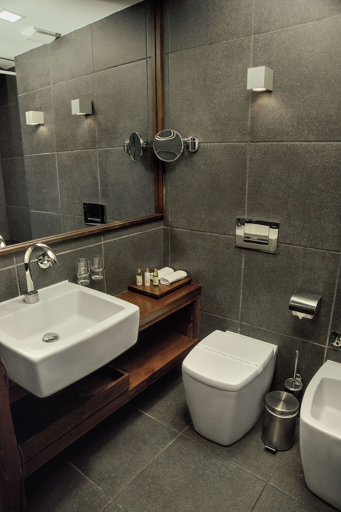 غرفة قياسية بسرير مزدوج بشرفة، Avala Resort and Villas 7/8