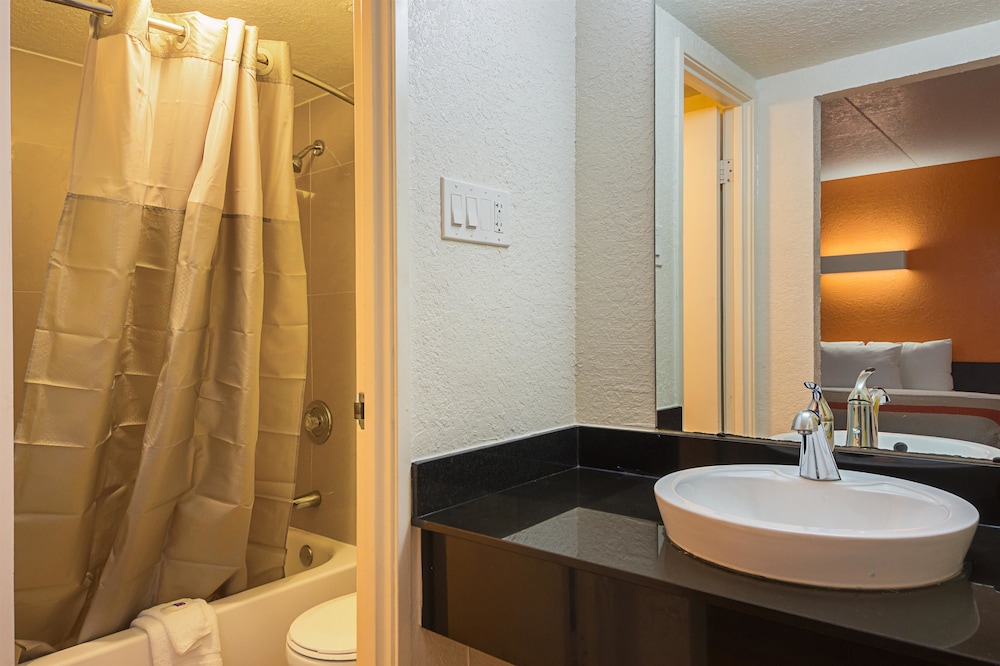 Motel6 Garland, TX - Northeast Dallas 40/43