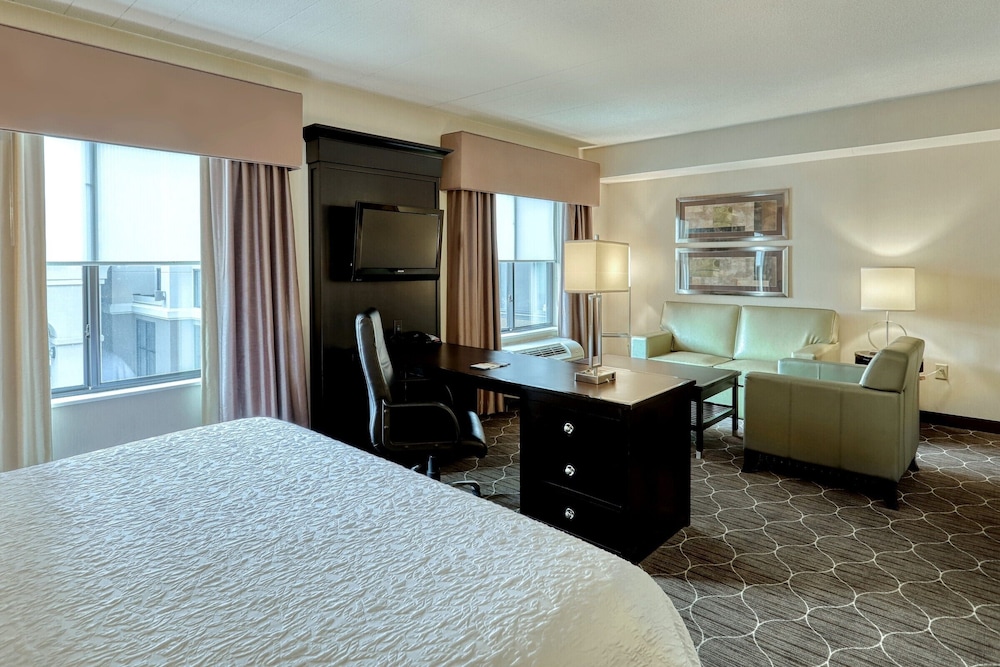 Hampton Inn & Suites Parsippany/North 18/55