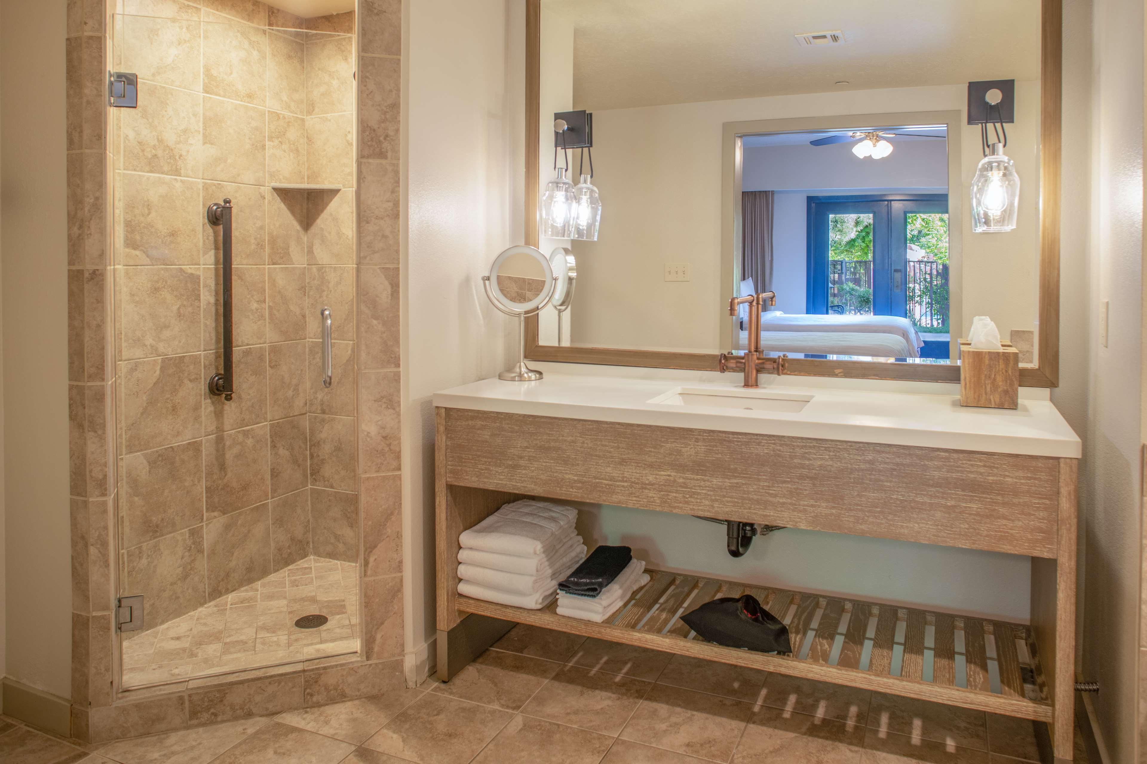 غرفة بسريرين كوين، Cliffrose Springdale, Curio Collection by Hilton 4/5