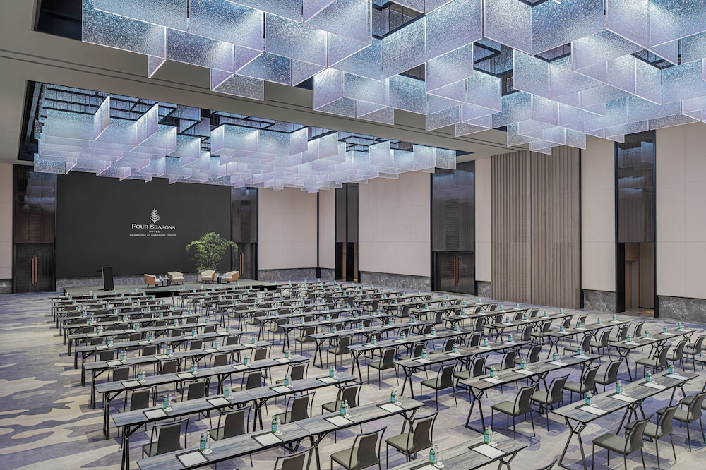 Four Seasons Hotel Hangzhou at Hangzhou Centre 42/55