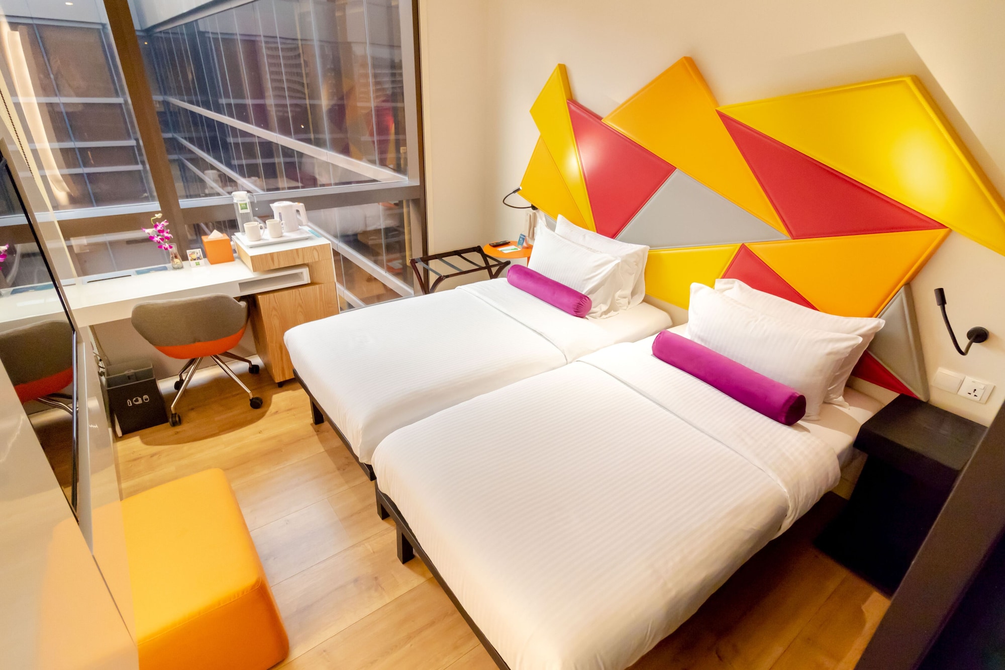 STANDARD, TWIN BEDS, POOL VIEW