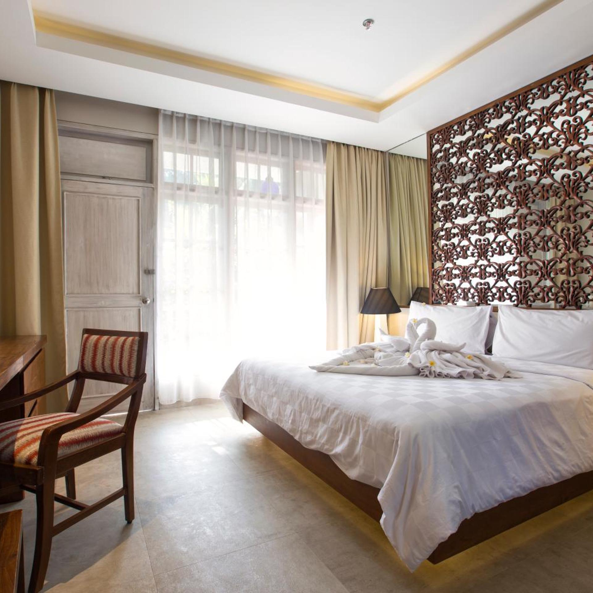 DELUXE, DOUBLE OR TWIN BED