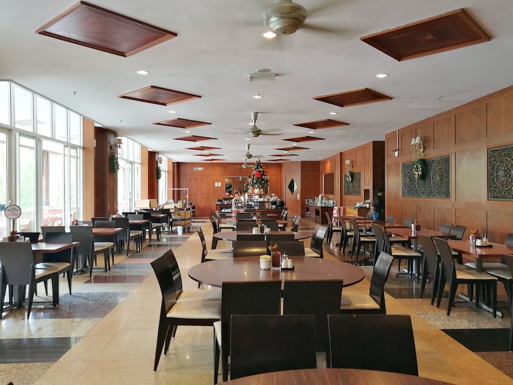Century Pines Resort 36/50