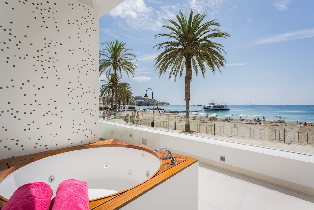 One Ibiza Suites 24/50