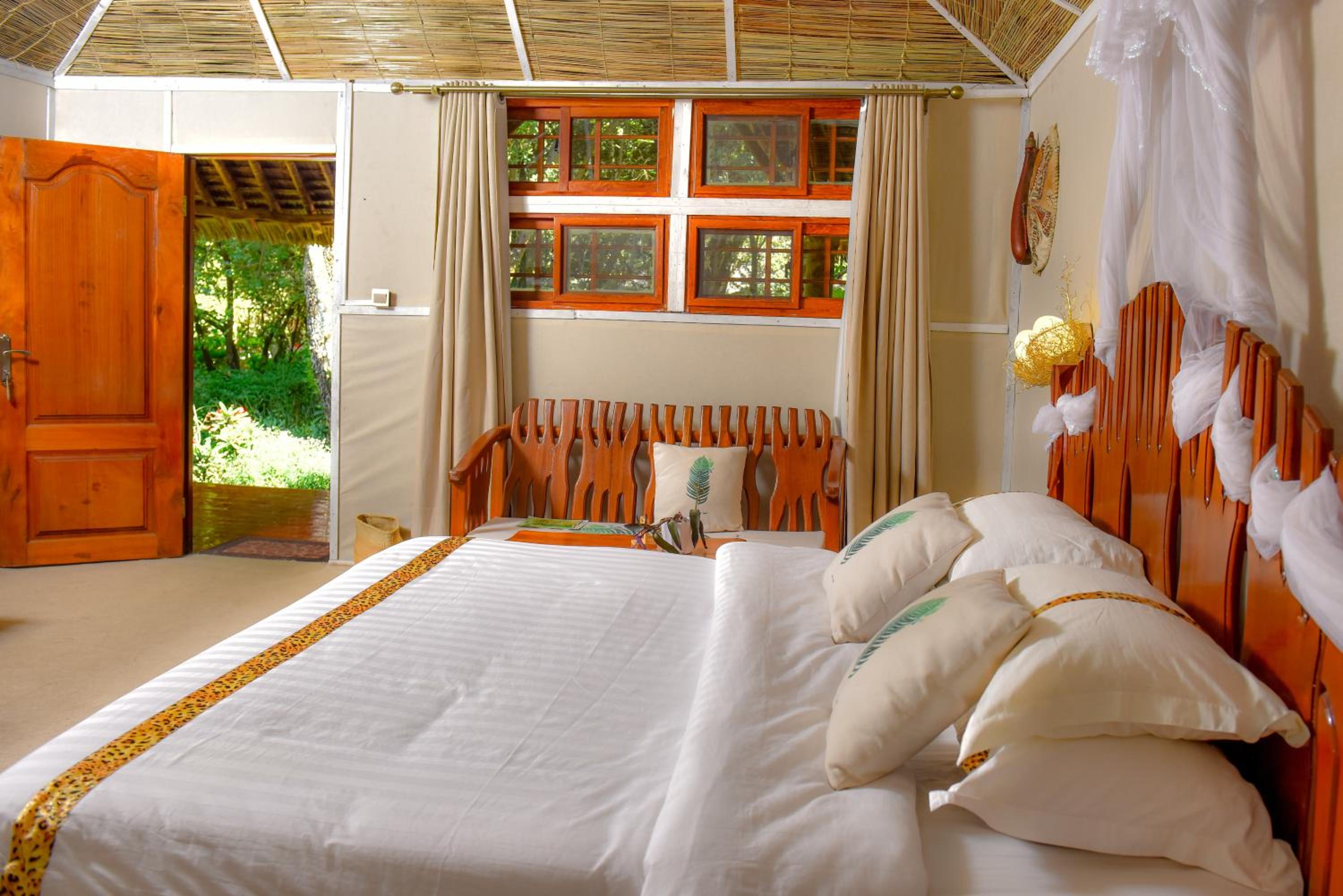 DELUXE, DOUBLE BED