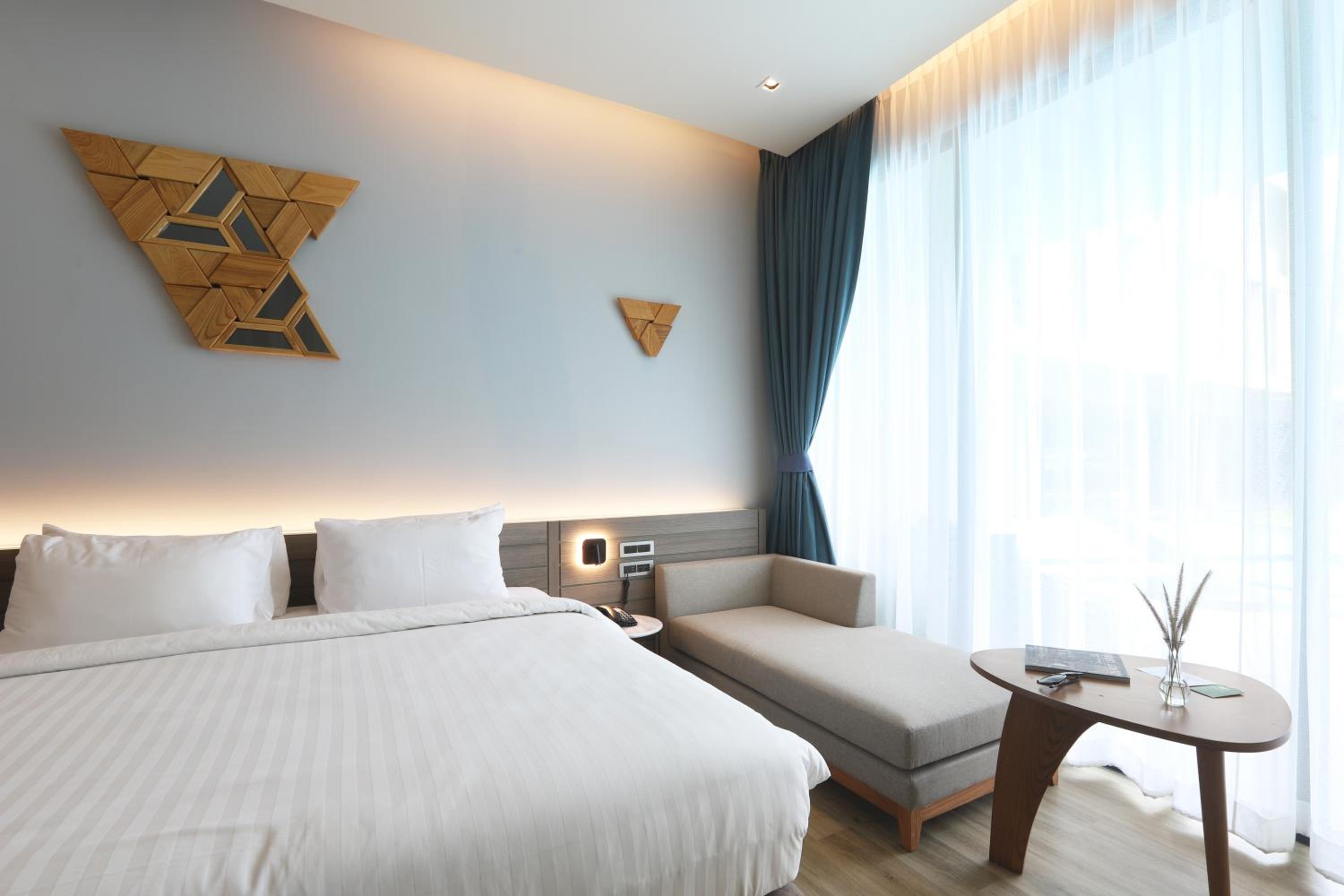 Room, King Bed, Pool Access