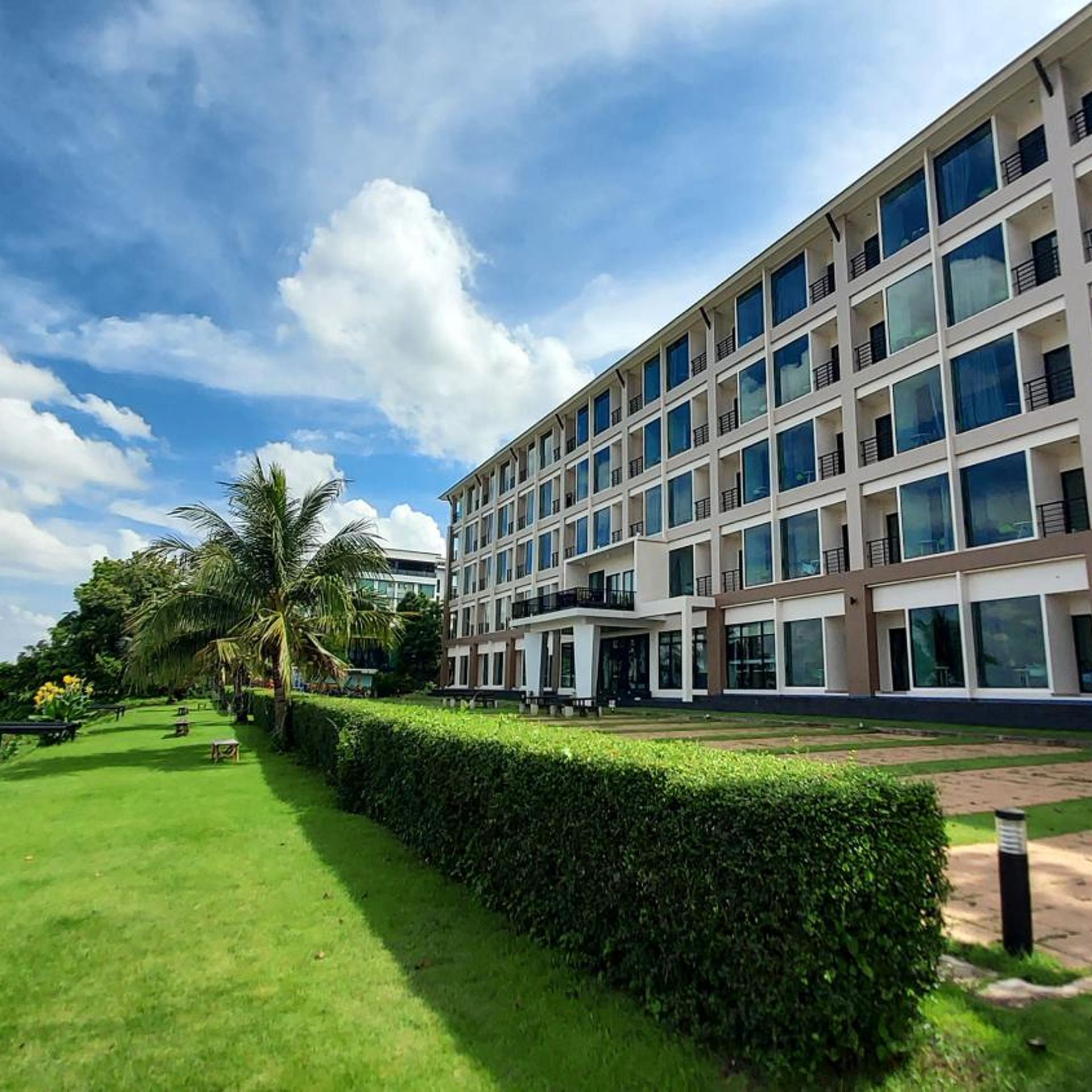 The River Hotel 6/50