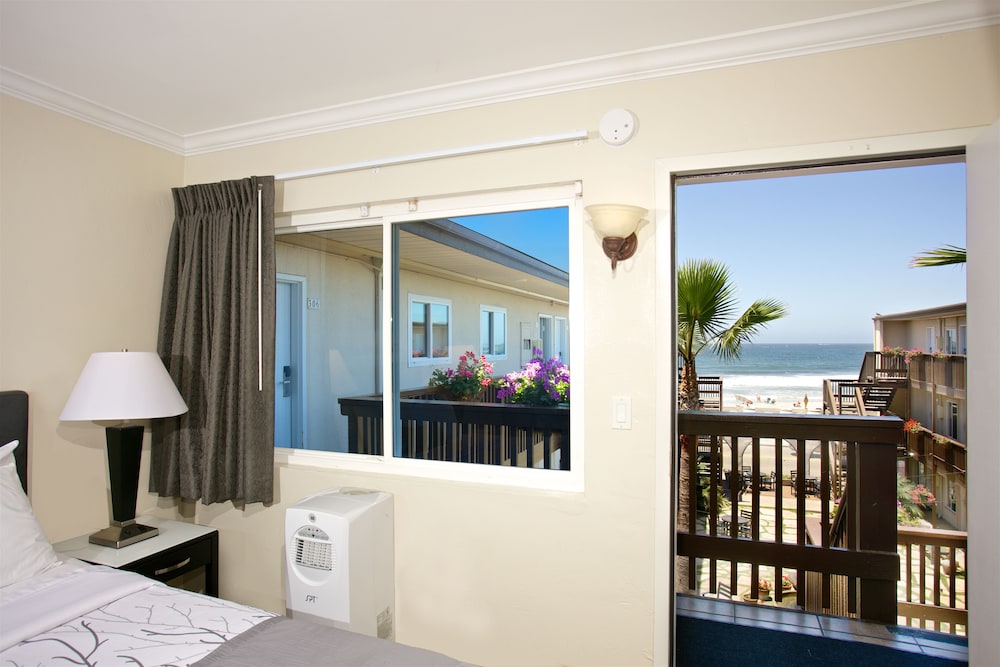 Ocean Beach Hotel 42/69