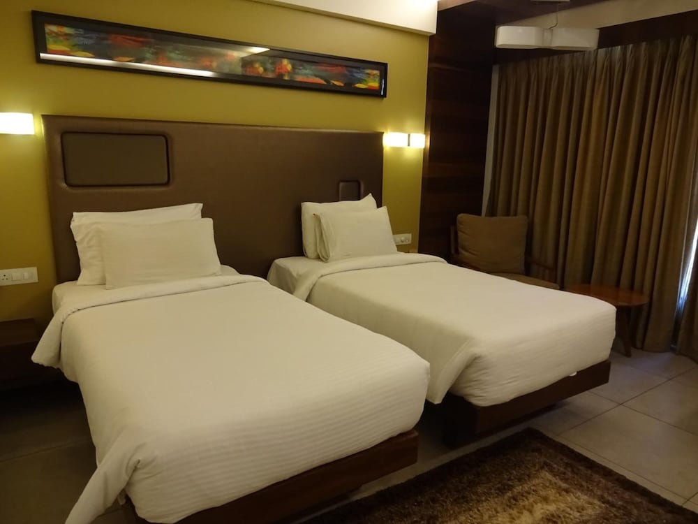 Hotel Cosmopolitan Ahmedabad 24/62