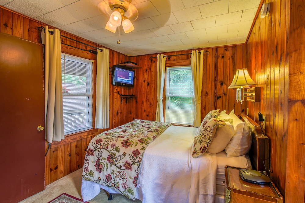 Standard, Queen Bed