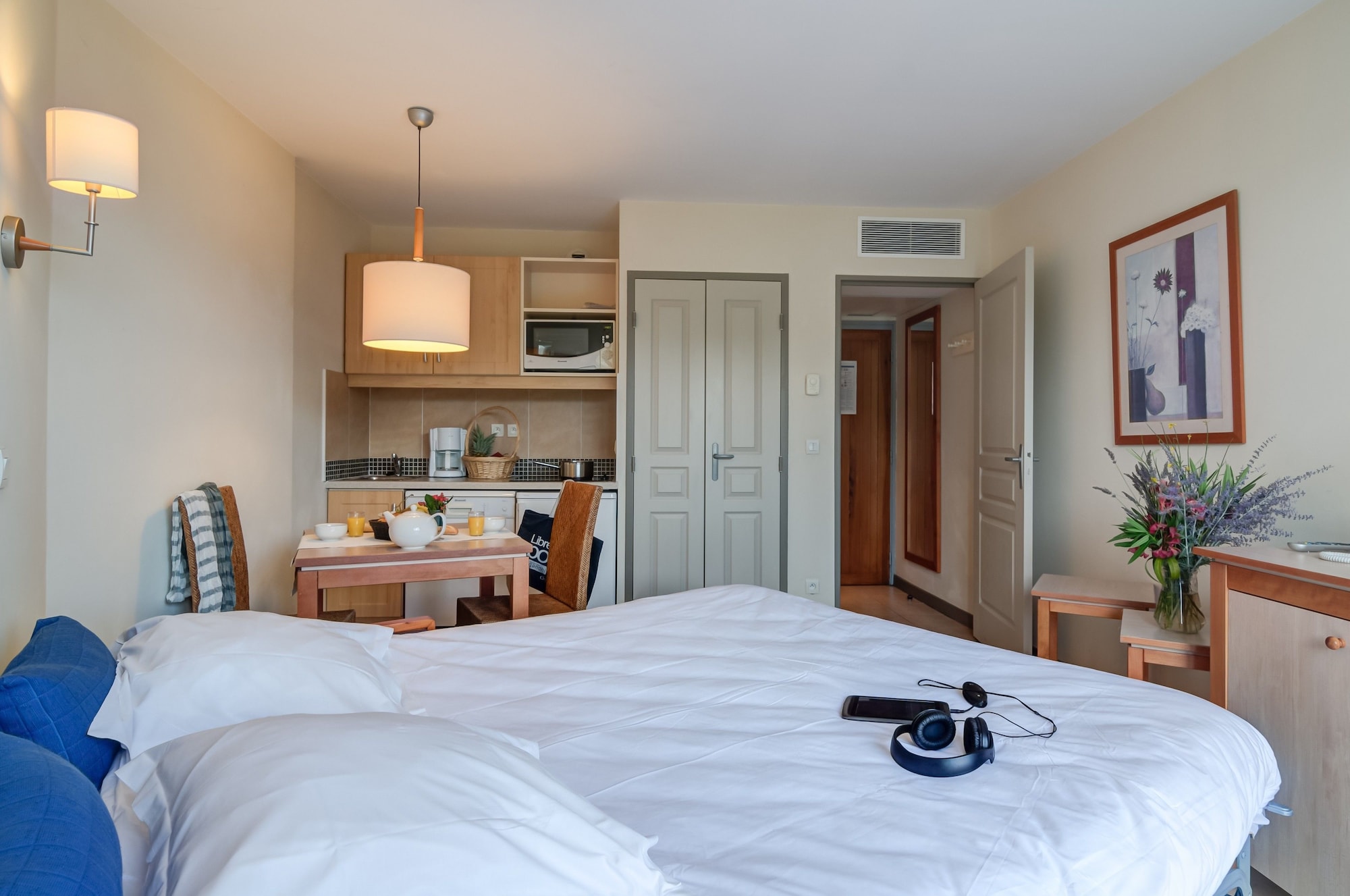 Studio, Alcove, Balcony or Terrace