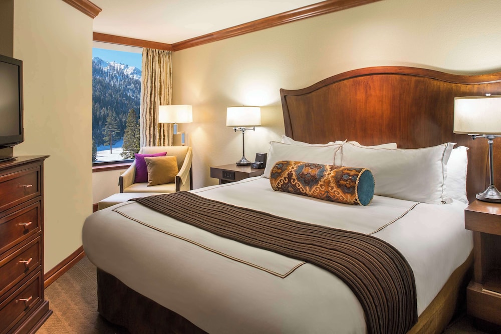 Suite, King Bed, Valley View, Sofa