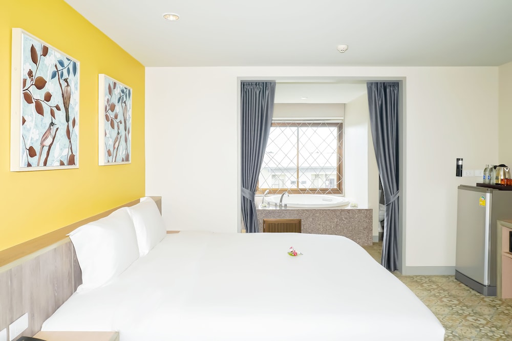 SUPERIOR, DOUBLE BED, BATHTUB