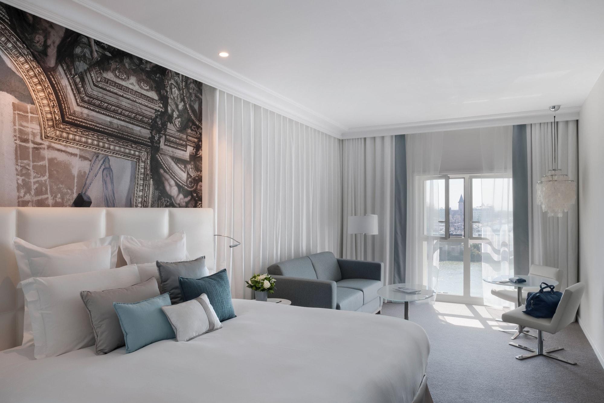 Deluxe, Sea or Harbor View