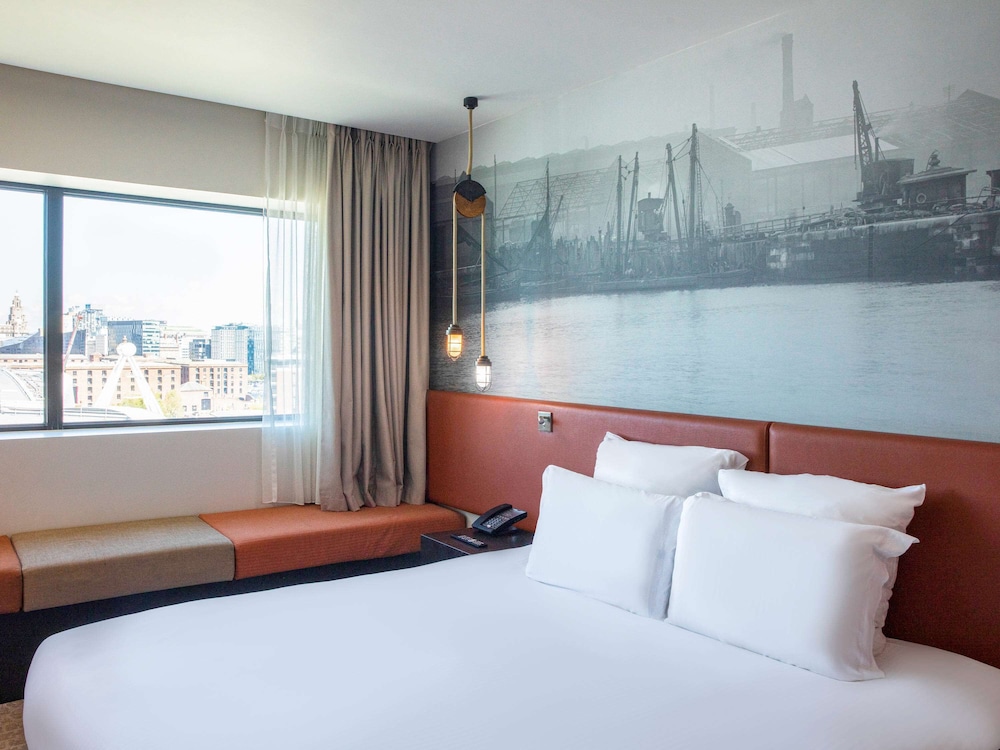 DELUXE, KING BED